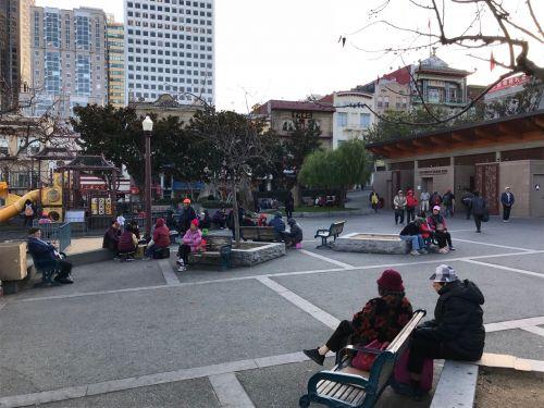 中国侨网华裔居民经常休闲的花园角广场，或以李孟贤市长的名字命名。（美国《侨报》/吴卓明 摄）