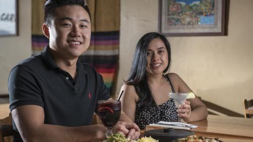 中国侨网在墨尔本Croydon区开设墨西哥餐馆的华裔夫妇。（澳大利亚《星岛日报》）