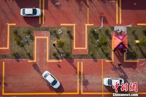 中国侨网资料图:学员驾车在考场内进行实际操作。泱波 摄