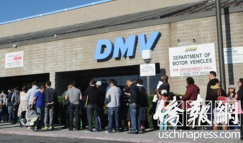 中国侨网申请或更新驾照的洛杉矶民众在DMV办公楼外排队。（美国《侨报》/高睿 摄）