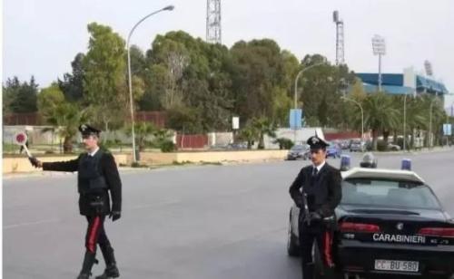 中国侨网意大利警察设卡检查过往车辆。(意大利欧联网)