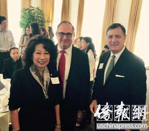 中国侨网加州第39选区国会代表候选人夏乐柏（中）夫妇与尔湾市长（美国《侨报》/尚颖 摄）