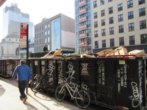 中国侨网当地时间18日晚,被清空的包厘街85号,在20日就有工人在现场施工。(美国《世界日报》)