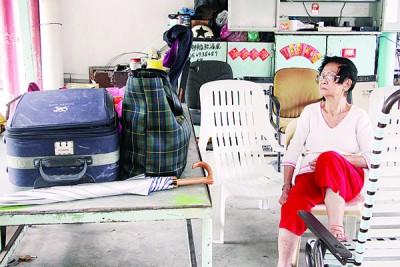 中国侨网王桂枝于去年3月27日，被家人借故驱赶出门后露宿组屋后巷。（马来西亚《光华日报》）