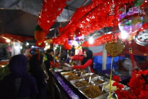 中国侨网美里青统商业中心的马来摊位挂满农历新春装饰品,成为了全国的种族和谐佳话和学习对象。(马来西亚《星洲日报》)