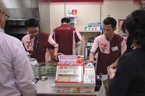中国侨网正在工作的外籍便利店员工。（日本《中文导报》）
