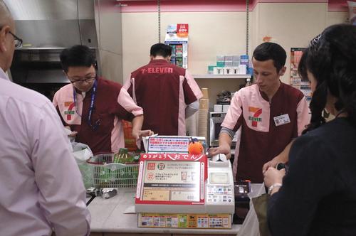 中国侨网正在工作的外籍便利店员工。(日本《中文导报》)