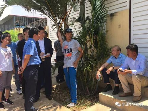 中国侨网中国驻安哥拉使馆警务黎光明参赞第一时间赶赴案发地点了解情况。(《南非华侨周报》微信公众号图片)
