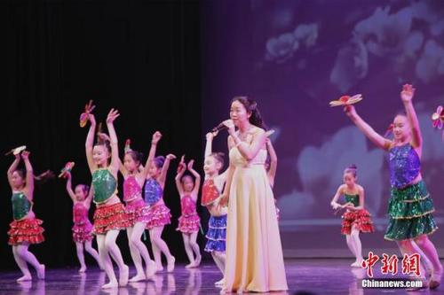 中国侨网资料图:当地时间1月21日,美国大休斯敦地区举行2018年“拥抱春天”春节联欢晚会。图为晚会开场歌舞。中新社记者 曾静宁 摄