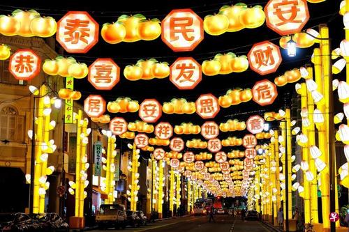 中国侨网牛车水灯饰贺词出现“安居乐业”和“团结奋进”等成语,一些公众感到不解。主办方则指出,配合“全民保家安民计划”的推行,这些“非喜庆”的祝语体现增进感情及和谐的主题。(新加坡《联合早报》/曾坤顺 摄)