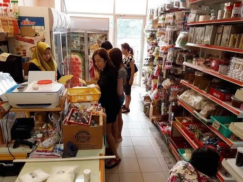 中国侨网新春脚步近，烘培材料店也步入销售高峰期。（马来西亚《星洲日报》）