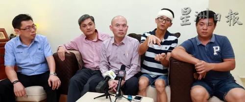 中国侨网黄耀明(右二)澄清,他并非撞后逃,而是要在最短时间内前往警局报案,他希望目击者挺身成为他的证人。(马来西亚《星洲日报》)