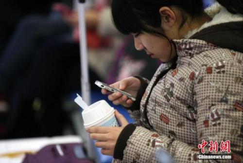 中国侨网资料图：随处可见的手机“低头族”。中新社发 徐崇德 摄