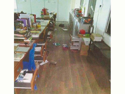 中国侨网经过小偷翻抄一番后，教师办公室一片狼藉。（马来西亚《中国报》）