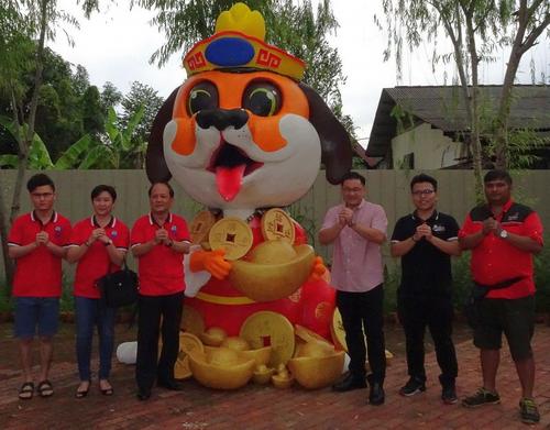 中国侨网可爱的“旺旺旺”吐露小舌，手捧元宝向市民拜年来了。（马来西亚《星洲日报》）