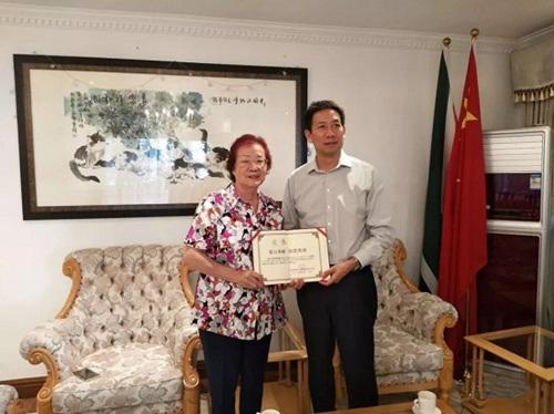 中国侨网中国驻约堡总领事馆总领事阮平亲自向陈玉玲颁证。（资料图：南非华人网）