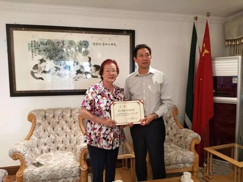 中国侨网中国驻约堡总领事馆总领事阮平亲自向陈玉玲颁证。(资料图:南非华人网)