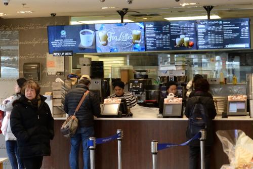 中国侨网被质疑在华人女顾客咖啡内吐痰的“巴黎贝甜”女员工，已遭开除。(美国《世界日报》/记者朱泽人 摄影)