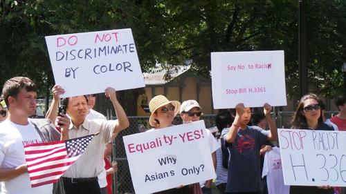 中国侨网反亚裔细分的华人去年夏天在波士顿公园集会反对H.3361法案。(美国《世界日报》)