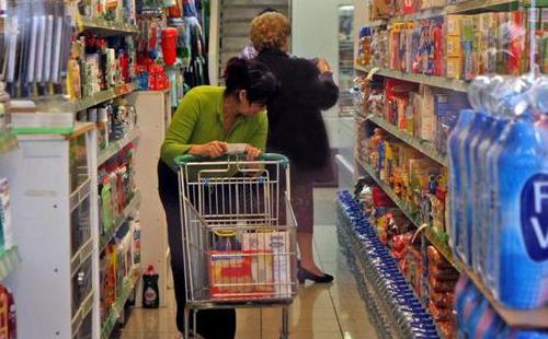 中国侨网两名顾客在超市中挑选商品。 （西班牙欧浪网）