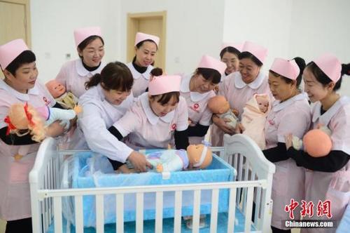 中国侨网资料图：新生婴儿护理培训课程。 中新社记者 刘文华 摄