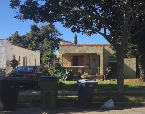 中国侨网出事的独立屋在山谷大道北边,据洛县警局(LASD)消息,这幢独立屋被改建成八个卧室,另外车库也改建成额外的三个卧室。(美国《世界日报》/张敏毅 摄)