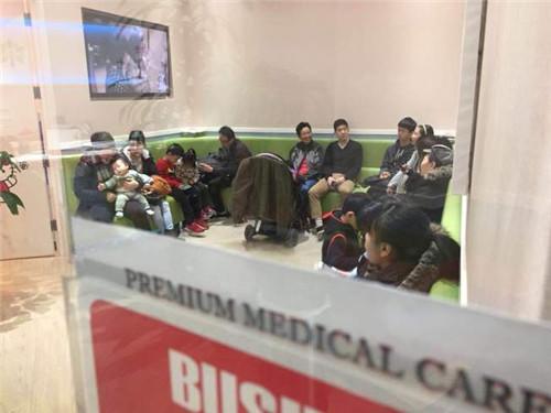 中国侨网流感肆虐,各个诊所在27日都出现了看诊潮。(美国《世界日报》/曹健 摄)