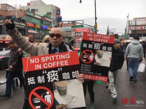 中国侨网陈锦良发起游行示威。 (美国《侨报》/张晶 摄)