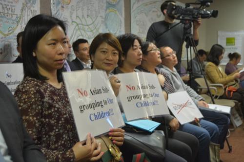中国侨网布利桑顿华人家长此前在学区会议上,强烈不满亚裔细分登记表格。三谷亚裔联盟主席田霞(左二)表示,华人还要团结其他族裔,反对取消相关数学课程。(美国《世界日报》/刘先进 摄)