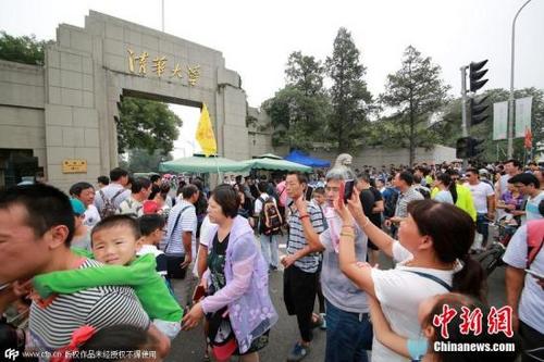 中国侨网资料图：清华大学暑假变为旅游景点，门前游客摩肩接踵。