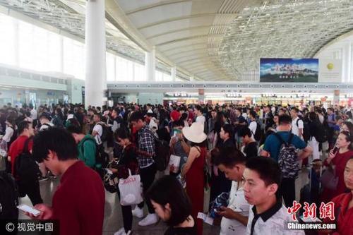 中国侨网资料图:旅客在机场候机。 蒙钟德 摄 图片来源:视觉中国