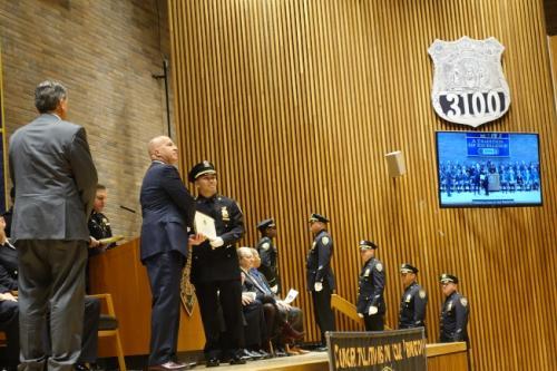 中国侨网纽约市警总局晋升典礼，多名华裔警员晋升为警佐。(美国《世界日报》记者/金春香 摄)