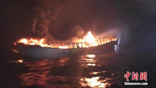 中国侨网资料图，韩国一渔船发生火灾。图片来源：CFP视觉中国