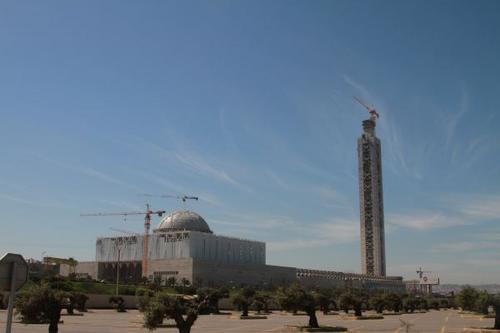 中国侨网2017年3月12日，由中国建筑工程总公司承建的阿尔及利亚大清真寺宣礼塔11日上午主体结构封顶，其250米的高度刷新了非洲最高建筑的纪录。新华社发