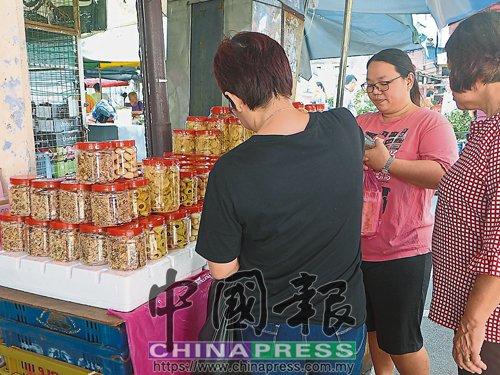 中国侨网吴丽媚(右2)的传统年饼,除了有顾客上门选购外,也有熟客通过网上WhatsApp订购。(马来西亚《中国报》)