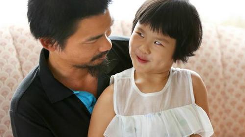 中国侨网艾丝特和父亲。（澳洲新快网援引当地媒体）