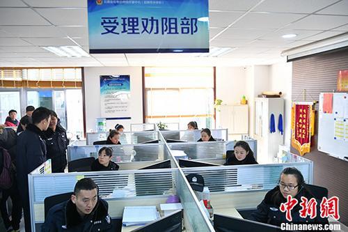 中国侨网资料图:警方打击网络电信诈骗犯罪。 中新社记者 任东 摄