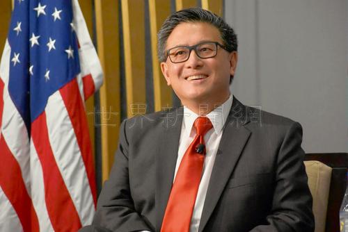 中国侨网江俊辉在旧金山谈竞选州长理念。（美国《世界日报》╱李秀兰摄）