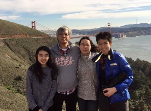 中国侨网陈家一门两杰,陈楷雯(左)和弟弟陈楷捷(右)均为美国花样滑冰骁将,父母陈致修(左二)曾秀慧(右二)与有荣焉。(美国《世界日报》 陈家提供)