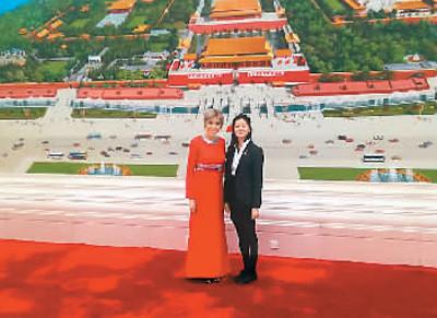 中国侨网法国总统夫人布丽吉特和林嘉怡合影。
