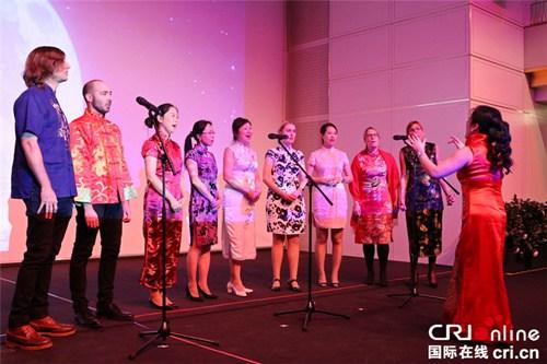 中国侨网孔子学院带来的中文歌曲合唱