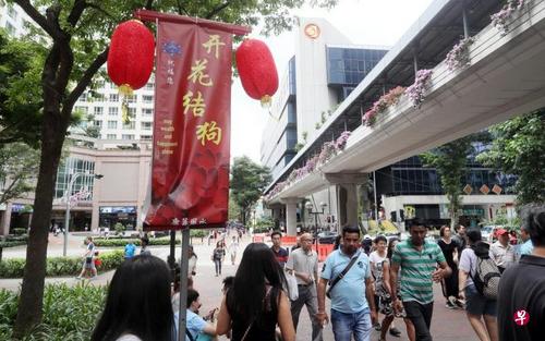 中国侨网雅柏广场“开花结狗”创意新年贺词,再引起人们议论创意祝语的限度。(新加坡《联合早报》/吴伟国 摄)
