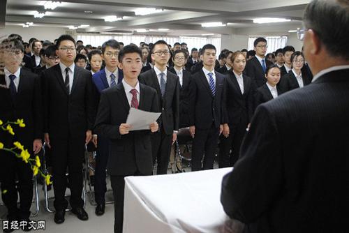 中国侨网约270名刚从中国高中毕业的留学生参加关西语言学院的入学仪式。摄于2017年10月,京都市。(日经中文网)
