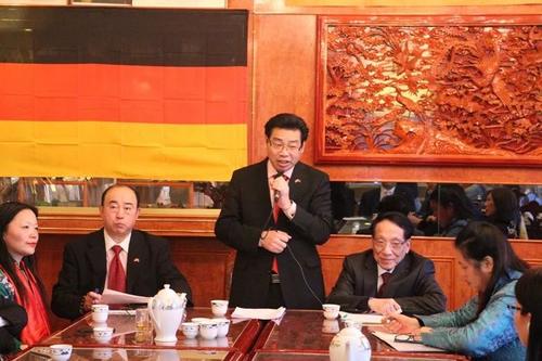 中国侨网蒋平发言。(《欧洲时报》德国版微信公众号/陈磊 摄)