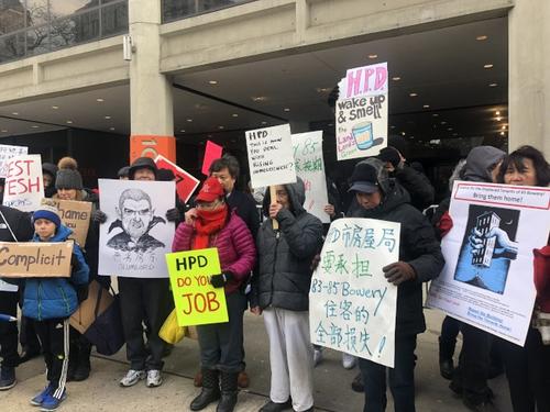 中国侨网华埠包厘街85号住户2月2日下午在HPD门前抗议,要求政府接管大楼尽快维修。(美国《世界日报》记者/陈小宁 摄)