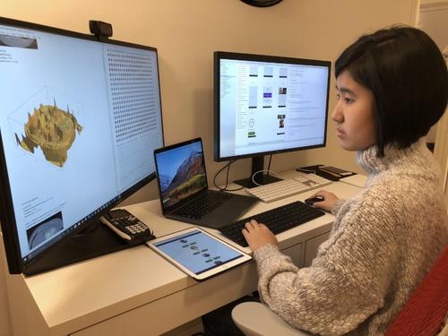 中国侨网14岁华裔女孩杨君熙开发软件Timeless帮助阿兹海默症患者。（美国《世界日报》/杨君熙 提供）