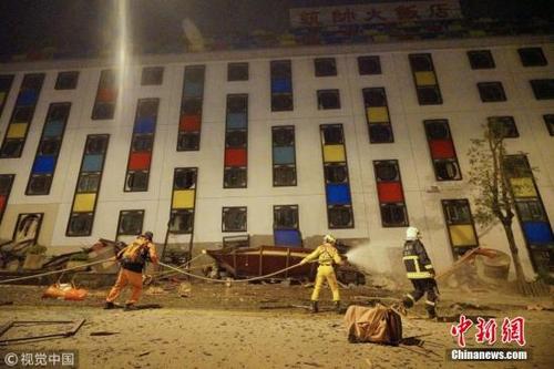 中国侨网2月6日晚23时50分，台湾花莲发生地震。花莲统帅饭店出现倾倒，一侧的一楼压入地下室，多人受困其中。图片来源：视觉中国