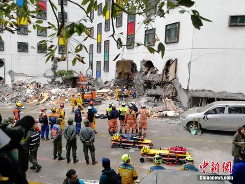 中国侨网资料图:台湾花莲近海2月6日23时50分发生里氏6.5级地震。台湾“中央社”报道的最新灾情指出,地震造成4栋建筑物倒塌,4人死亡,225人受伤、145人失联。中时电子报报道称,有2名大陆游客受伤。目前,现场救援正在紧张进行中。中新社记者 肖开霖摄