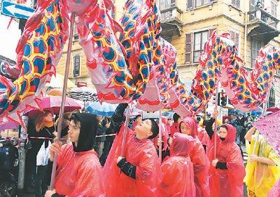 中国侨网学子在意大利米兰唐人街拍摄的舞龙舞狮照片。虽然当天下着小雨，但大家热情不减。周小语摄
