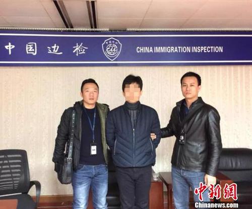 中国侨网红通逃犯被押解回国。警方供图